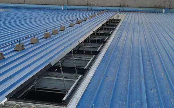 某城市大型商业综合体中庭张掖排烟窗工程